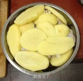 Make Potato steamed chicken wings step 3