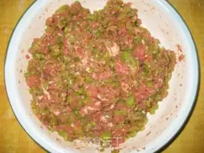 Make Celery pork dumplings step 2