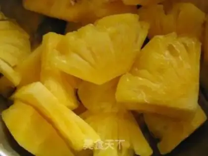 Make Pineapple Sydney juice step 1