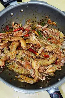Make Spicy shrimp crawling step 3