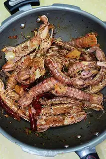 Make Spicy shrimp crawling step 6