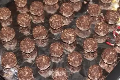 Make Chocolate oatmeal energy ball step 3
