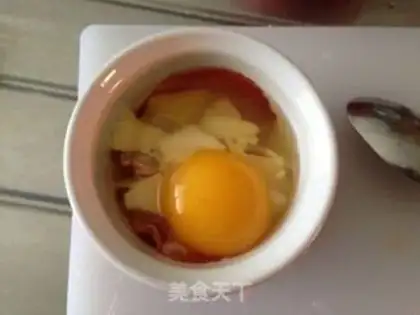 Make A bacon tomato egg cup step 5