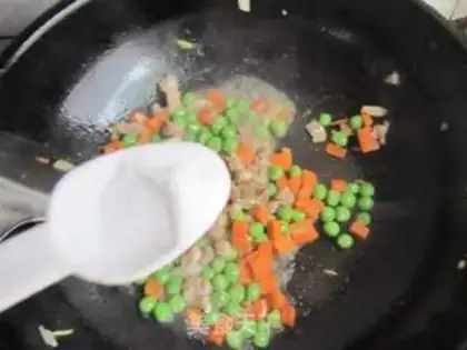 Make Green bean corn fried meat step 7