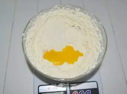 Make Light cream, blue cake step 2