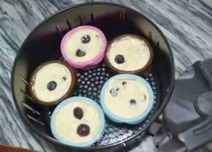 Make Light cream, blue cake step 9