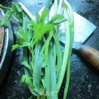 Make Cricket garlic soup pot step 1