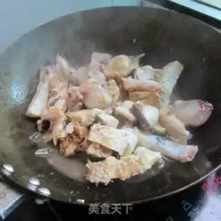 Make Celery garlic spicy fish step 1