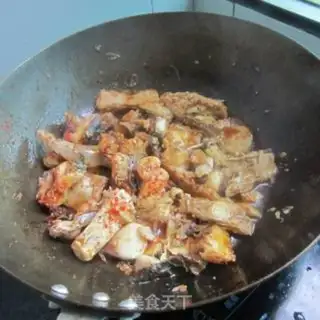 Make Celery garlic spicy fish step 3