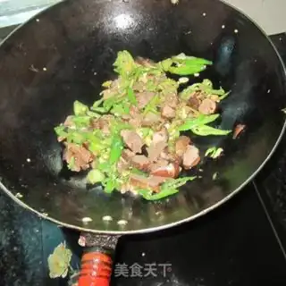 Make The green pepper is white and fried step 0