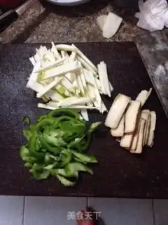 Make The green pepper is white and fried step 1