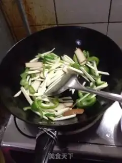Make The green pepper is white and fried step 2