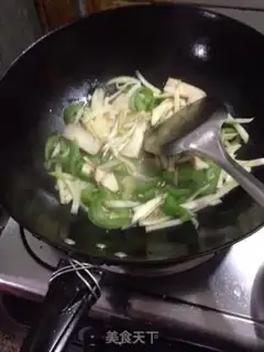Make The green pepper is white and fried step 3