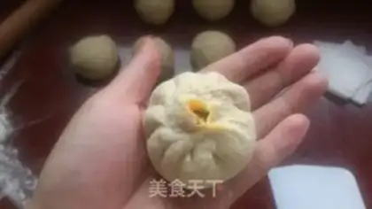 Make All-Mike three-swiss vase buns step 17