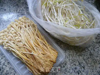 Make Gold needle mushrooms with green bean buds step 0