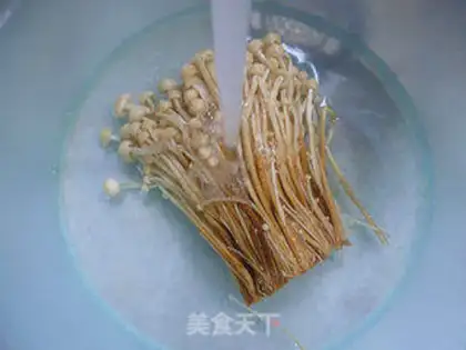 Make Gold needle mushrooms with green bean buds step 1