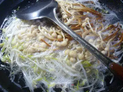Make Gold needle mushrooms with green bean buds step 3