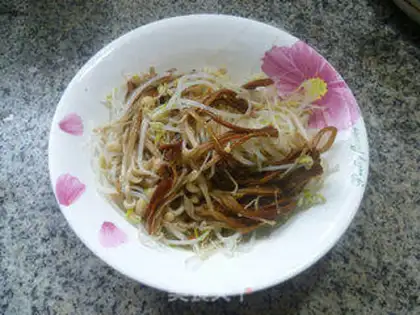 Make Gold needle mushrooms with green bean buds step 4