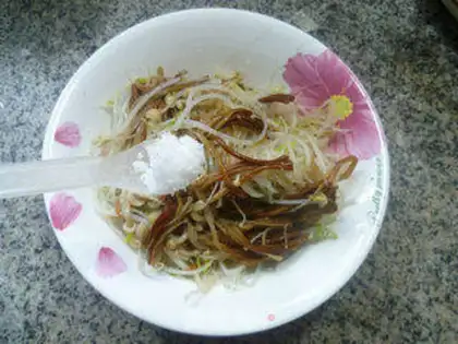 Make Gold needle mushrooms with green bean buds step 5