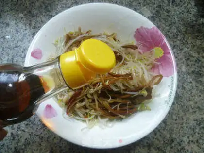 Make Gold needle mushrooms with green bean buds step 7