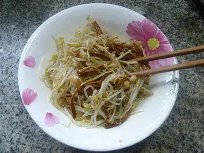 Make Gold needle mushrooms with green bean buds step 9