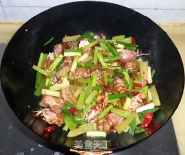 Make Spicy shrimp crawling step 11