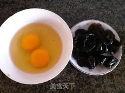 Make Tomato-mute fried eggs step 1