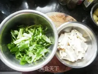 Make Celery fried tofu step 1