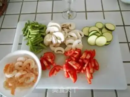 Make Vegetable shrimp pasta step 1