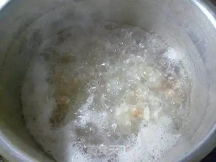 Make The peanuts, the silver-eared ribs, the porridge step 5