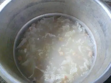 Make The peanuts, the silver-eared ribs, the porridge step 7