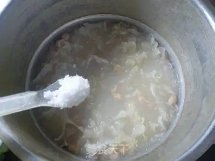 Make The peanuts, the silver-eared ribs, the porridge step 8