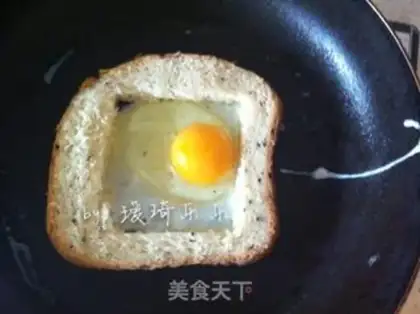 Make Fried toasted eggs step 3
