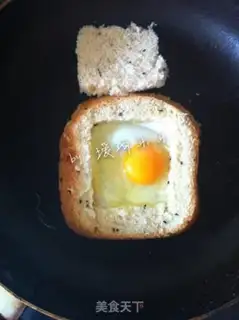 Make Fried toasted eggs step 4