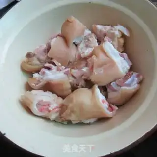 Make Red burning pig hoof step 0
