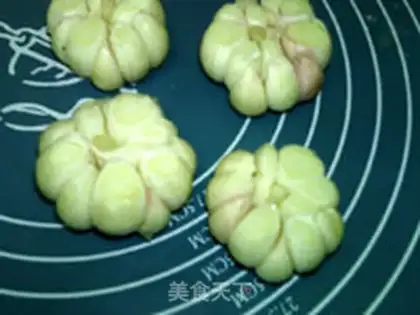 Make Rosemary makes garlic step 3