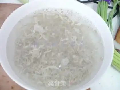 Make Spicy silver fish dry step 1
