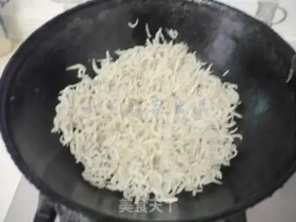 Make Spicy silver fish dry step 3
