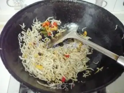 Make Spicy silver fish dry step 7