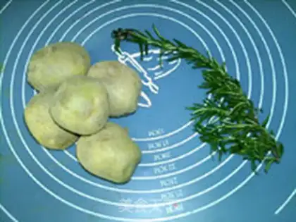 Make Rosemary fried the potatoes step 0