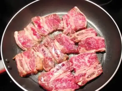 Make A little steak with wine step 1