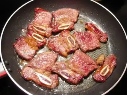 Make A little steak with wine step 3