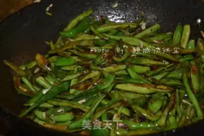 Make Black pepper squid fried potatoes step 4