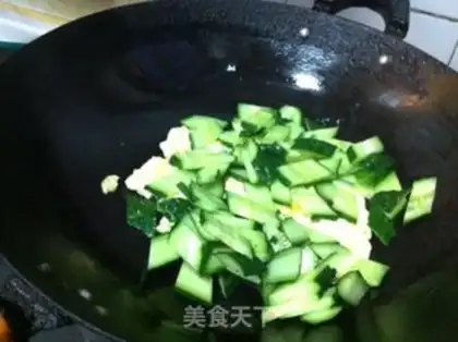 Make cucumber-mucked eggs step 3