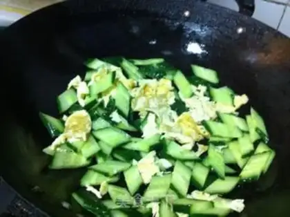 Make cucumber-mucked eggs step 4