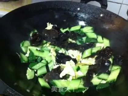 Make cucumber-mucked eggs step 5