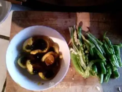 Make Green peppers and eggs step 1