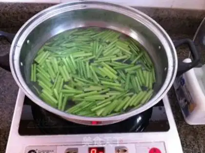 Make Creamed celery step 1