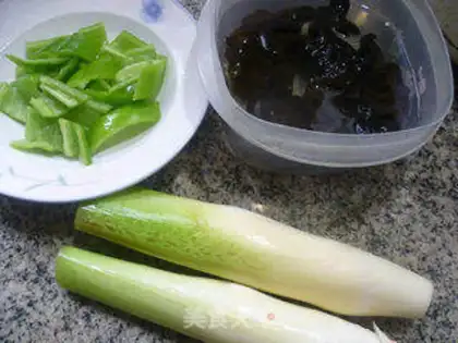 Make The green peppers, the black and white step 0