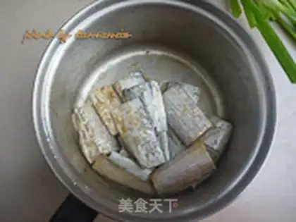 Make Tomato sauce with fish step 1